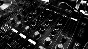DJ 混音器及唱盤的黑白特寫。 — 簡約暗黑美學 壁紙