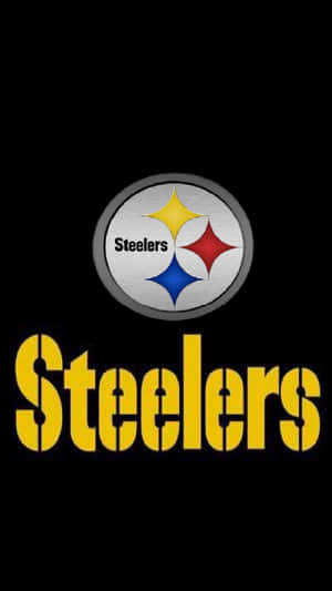 Pittsburgh Steelers 標誌和球隊名稱以黃色顯示在黑色背景上。 — 匹茲堡鋼人 壁紙