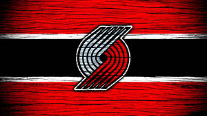 Portland Trail Blazers 籃球隊標誌在紅、黑、白條紋木紋背景上。 — 波特蘭拓荒者 壁紙