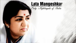 印度歌手 Lata Mangeshkar 的肖像，文字稱她為印度夜鶯。 — 吉祥天女 壁紙