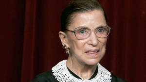 Ruth Bader Ginsburg 身穿法官袍，紅色窗簾背景。 — 露絲·拜德·金斯伯格 壁紙