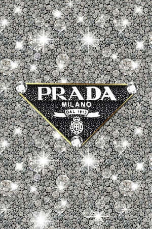 Prada 標誌被閃閃發光的鑽石和水晶包圍。 — 普拉巴斯 壁紙