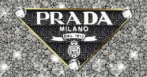 Prada 標誌被鑽石環繞，置於閃爍銀色背景上。 — Prada 壁紙