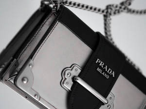 Prada手提包特寫，黑色皮革搭配銀色金屬配件。 — Prada 壁紙