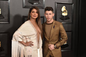 Priyanka Chopra 和 Nick Jonas 在葛萊美獎上穿著正式服裝。 — 琵豔卡·喬普拉 壁紙