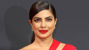 Priyanka Chopra 穿著紅色連衣裙對著鏡頭微笑 — 琵豔卡·喬普拉 壁紙