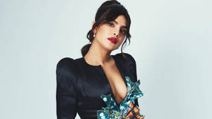 Priyanka Chopra 身穿帶有蝴蝶圖案的黑色連衣裙，為工作室肖像照擺姿勢。 — 寶萊塢 壁紙