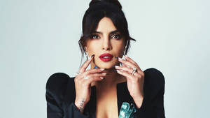 Priyanka Chopra 身穿黑色西裝外套，塗紅色唇膏，佩戴珠寶，在攝影棚中擺姿勢。 — 琵豔卡·喬普拉 壁紙