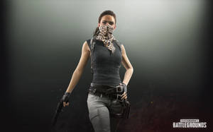PUBG 女兵在黑暗煙霧環境中手持手槍，豹紋圍巾遮住嘴巴。 — 電玩遊戲 GIF 壁紙