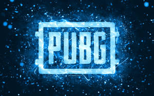 在黑暗背景下，PUBG 標誌發出電光藍色能量和閃爍粒子的光芒。 — 藍色美學電腦 壁紙