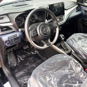 新車內部，配備塑膠座椅套和現代化儀表板。 — 鈴木 壁紙
