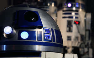 兩個 R2-D2 機器人在黑暗環境中發出藍光。 — 地球超人 壁紙