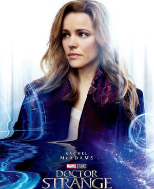 Rachel McAdams 在奇異博士中，周圍有發光的藍色魔法效果。 — Galaxy Z Fold 5 壁紙