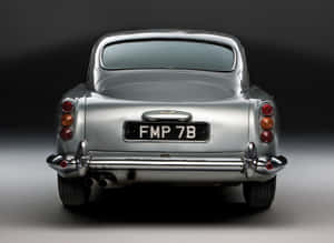 在工作室環境中從後方觀看的銀色經典Aston Martin DB5。 — 奧斯頓馬丁 壁紙
