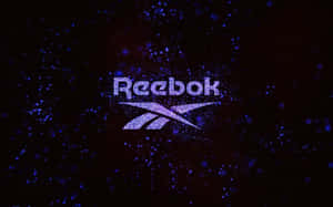 由紫色閃光粒子組成的 Reebok 標誌，在黑暗中漂浮。 — 省電 壁紙