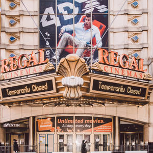 Regal Cinemas 戲院入口，帶有「暫時關閉」標誌和電影海報。 — 動態影像 壁紙