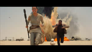 Rey和Finn與BB-8在沙漠戰場上逃離爆炸。 — 沙漠 壁紙