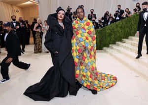 Rihanna 和 A$AP Rocky 在 Met Gala 上穿著引人注目的服裝。 — 高對比 壁紙
