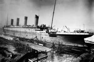 RMS 鐵達尼號在乾船塢中建造，工人和起重機。 — 80年代美學 壁紙