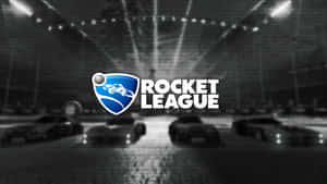 Rocket League 遊戲標誌，夜晚的體育場內有賽車和球。 — 4K 火箭聯盟 壁紙