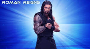 Roman Reigns 身穿黑色戰術裝備，在發光的藍色星爆背景下站立。 — 羅曼·雷恩斯 壁紙