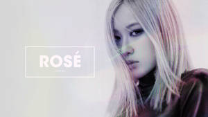 Rosé 在工作室肖像中，帶有粉彩髮色及簡約文字疊加。 — 黑玫瑰 壁紙