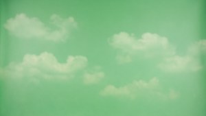 薄荷綠的天空中，柔軟的白雲靜靜飄浮。