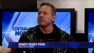 WWE名人堂成員 Rowdy Roddy Piper 在新聞採訪中身穿皮夾克。 — 福斯新聞 壁紙