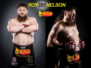 MMA 戰士 Roy Nelson 自信地擺姿勢，在穿著品牌短褲的攝影棚照片中咆哮。 — 吉姆·莫里森 壁紙