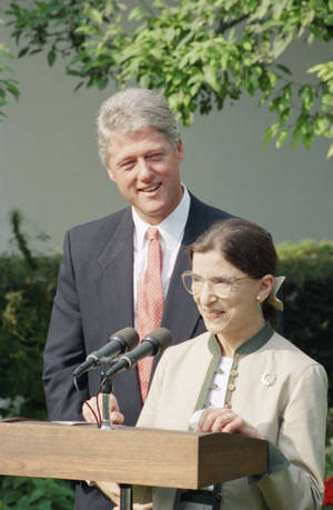 Ruth Bader Ginsburg 在講台上發言，比爾·克林頓站在她身後。 — 榮耀MagicPad4 壁紙