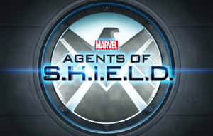Marvel Agents of S.H.I.E.L.D. 標誌在圓形金屬框架內發出藍光。 — 漫威標誌 壁紙