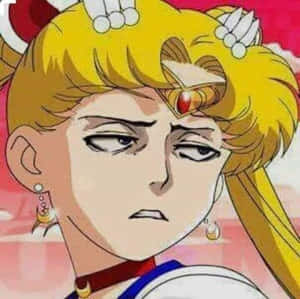 Sailor Moon 表情嚴肅，金色頭髮上帶有白色髮夾。 — 大笑 壁紙