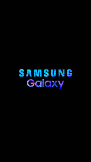 Samsung Galaxy 標誌在黑色背景上帶有發光的藍色和紫色漸變 — 三星Galaxy 壁紙