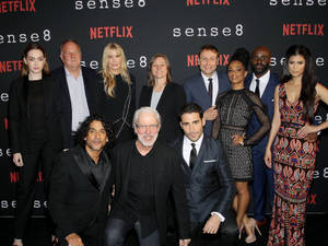 Sense8 的演員和工作人員在 Netflix 活動中擺姿勢拍照。