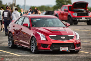 紅色Cadillac ATS-V轎車停在車展上，附近有觀眾。 — 凱迪拉克 壁紙