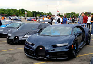 閃亮的Bugatti超級跑車展出，人們聚集在周圍。 — 布加迪 GIF 壁紙