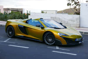 金色McLaren 650S Spider在日落時停放在停車場。 — MacBook Pro M3 壁紙