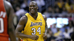 Shaquille O'Neal 在籃球比賽中穿著湖人隊球衣大笑。 — 高清籃球 壁紙