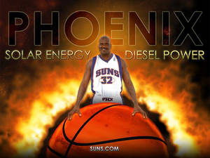 Shaquille O'Neal 身穿鳳凰城太陽隊球衣，站在一個巨大的籃球上，背景是火焰和粗體文字。 — 鳳凰城太陽隊 壁紙