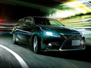 黑色Lexus CT200h在夜間城市中高速行駛，留下光跡。 — 凌志 壁紙