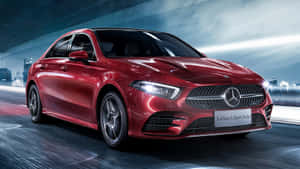 紅色 Mercedes A-Class L Sport Sedan 在夜晚發光的城市隧道中飛馳。 — Mercedes-Benz 壁紙