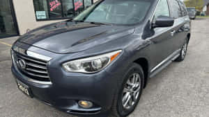 深灰色2013年Infiniti QX60 SUV停在汽車經銷商外。 — 1920x1080 壁紙