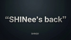 在深色漸變背景上以金屬字體顯示的SHINee's back公告文字