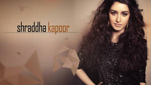 Shraddha Kapoor 身穿黑色閃亮連衣裙，長捲髮，在工作室肖像中。 — 卡琳娜·卡普 壁紙