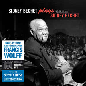 Sidney Bechet 在觀眾面前的舞台上演奏薩克斯風。 — 專輯封面 壁紙
