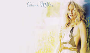Sienna Miller 穿著帶有金色飾邊的白色連衣裙，站在陽光明媚的田野中。 — 攝影 壁紙