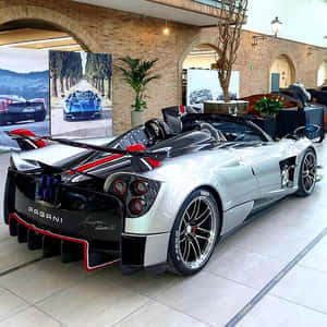 銀色Pagani Huayra Roadster 3D帶紅色點綴，展示於豪華室內展示間。 — 美洲豹汽車 壁紙