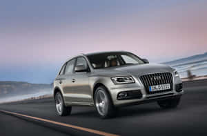 銀色 Audi Q5 SUV 在海岸公路行駛 — 奧迪 GIF 壁紙