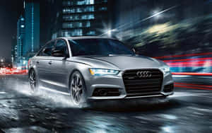 銀色 Audi 房車在夜間飛馳於雨中的城市，帶有動態模糊和霓虹燈光。 — Steam Deck 壁紙