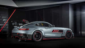 銀色 Mercedes-AMG GT Black Series 跑車帶有紅色點綴，位於黑暗的高科技車庫中。 — Mercedes-Benz 壁紙